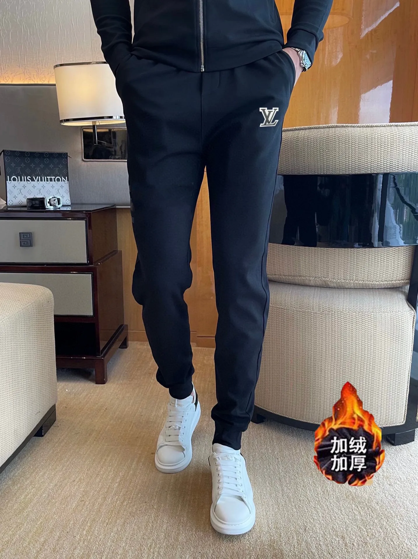 🅿️460 brand [LV Louis Vuitton] (velvet and thickened) 2025 autumn and winter new products, celebrities’ favorite fashion-flavored casual suits, clean and neat tailoring, full of urban style. Made of high-quality customized fabrics, the inner warmth is excellent, the hand feels soft and dry, and the upper body effect is crisp and stylish. The three-dimensional cutting process and the pattern are all of high standards, and the silhouette version has the right benefits! It is not tight at all, and you feel good when you wear it. So many top-quality raw materials create high-end products with unparalleled value. It is the first choice for high-end fashion people. (Size: M-4XL can wear up to 200 pounds)